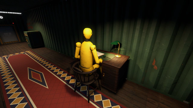 Une cabine de commandant : tapis d'Orient, lampe verte, un mannequin de crash-test assis au bureau.