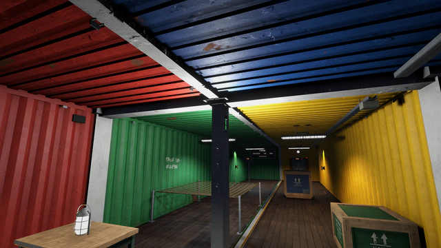 Des conteneurs de couleur ouverts les uns sur les autres, une lampe de capteur au plafond.